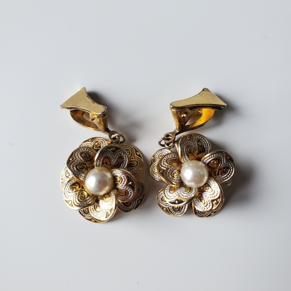 Vintage Jewelry - Vintage gold tone flower earrings with pearl